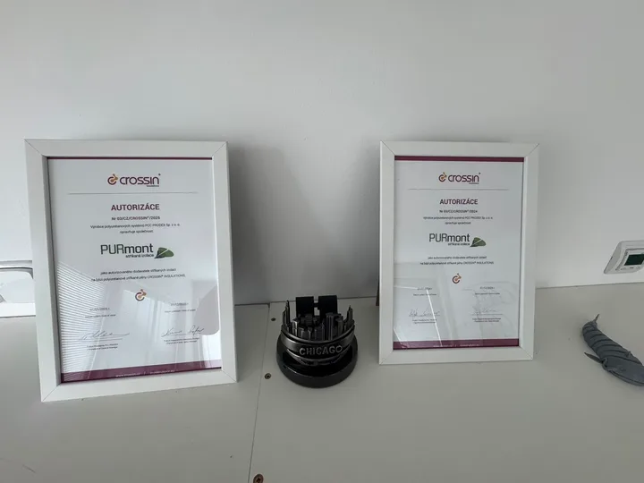 Dvě zarámované autorizace Crossin Insulations udělené firmě PURmont výrobcem PCC Prodex