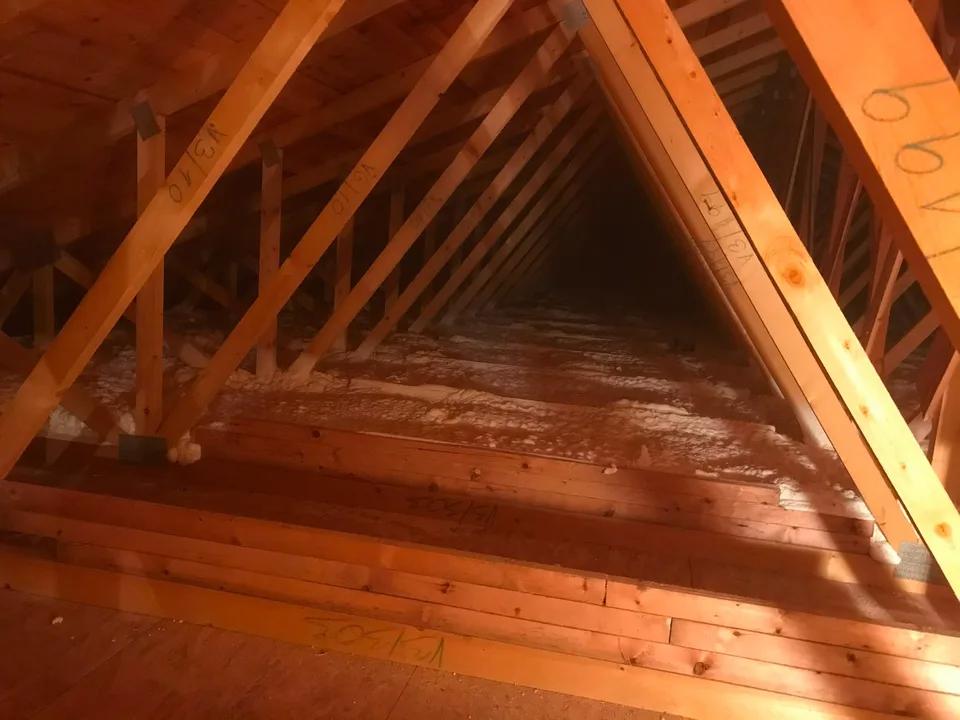 Odkrytý dřevěný krov připravený před nástřikem PUR pěny